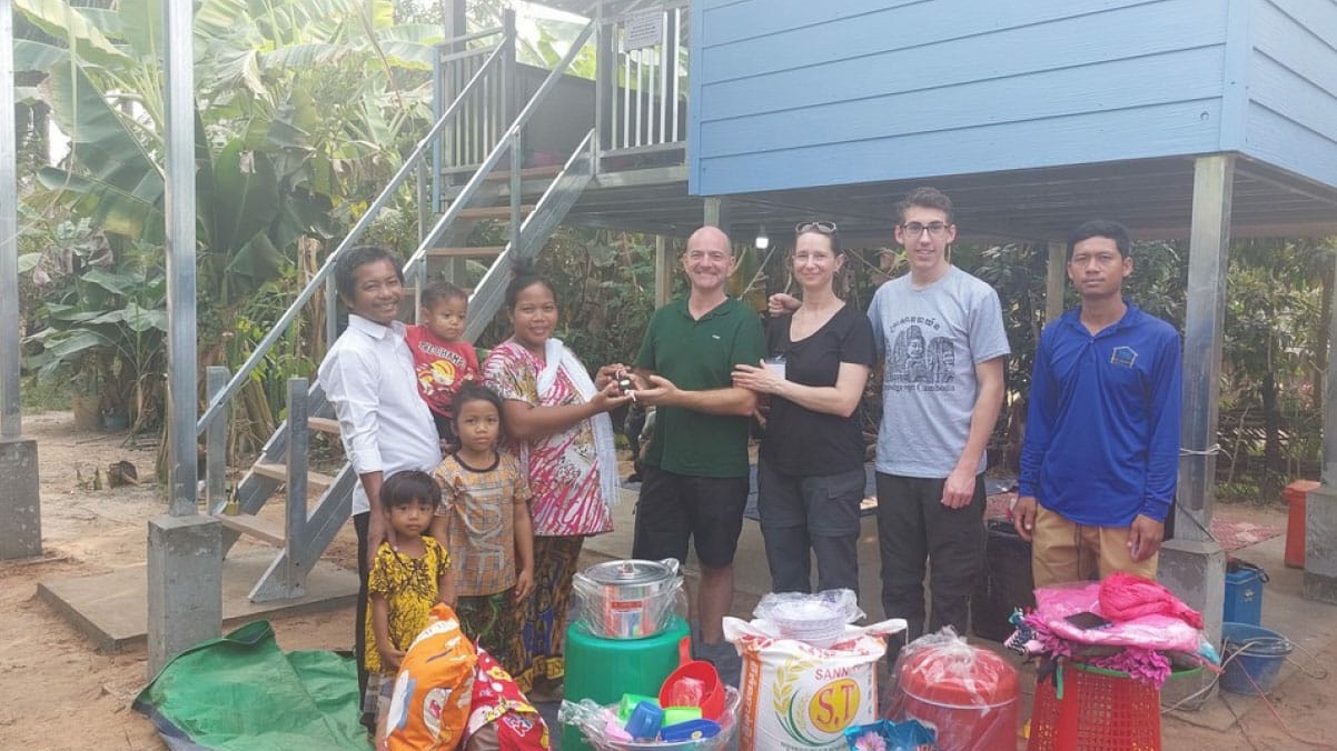 Mathias Meier bei der Schlüsselübergabe mit der NGO Volunteer Building Cambodia