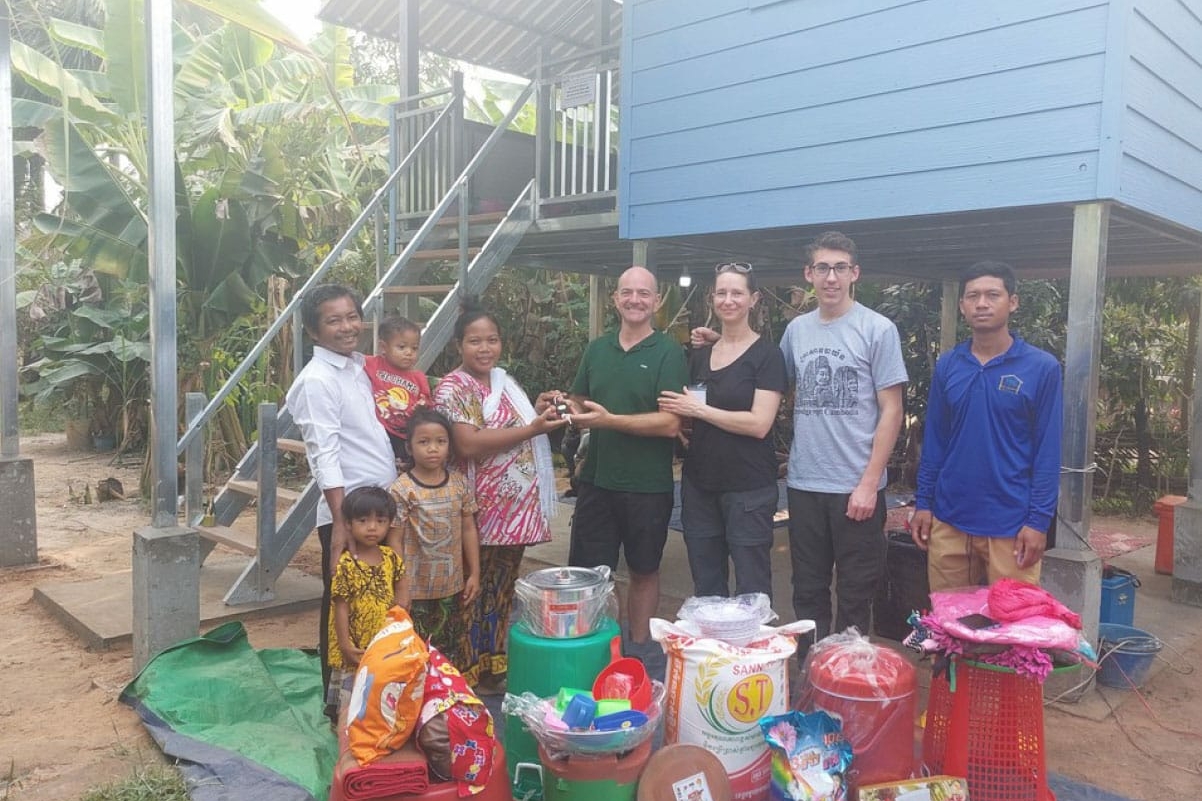 Mathias Meier bei der Schlüsselübergabe mit der NGO Volunteer Building Cambodia