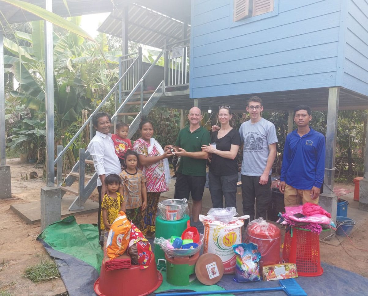 Mathias Meier bei der Schlüsselübergabe mit der NGO Volunteer Building Cambodia